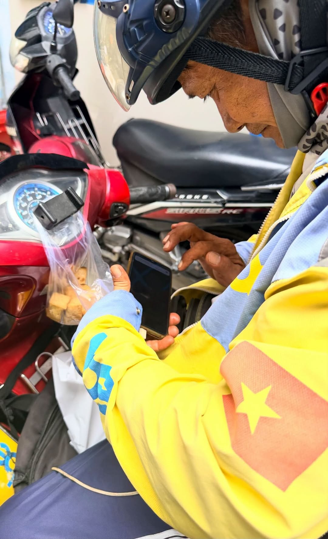 Câu chuyện chú xe ôm dùng đậu hũ nguội chống đói giữa nắng nóng 1 721951074 975733408582330 6260910433707623130 n