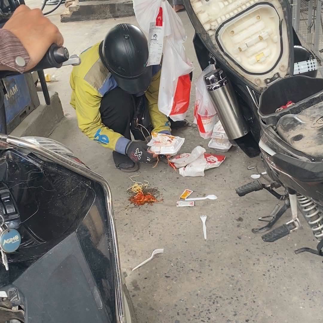 Nam shipper nhặt từng cọng mì sau khi bị làm đổ đồ trong lúc đổ xăng 1 723838789 1017738140648292 4409058326234507529 n